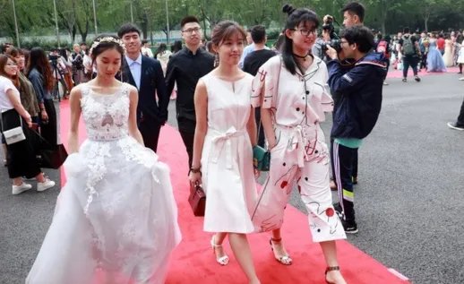 毕业生盛装走红毯是怎么回事?