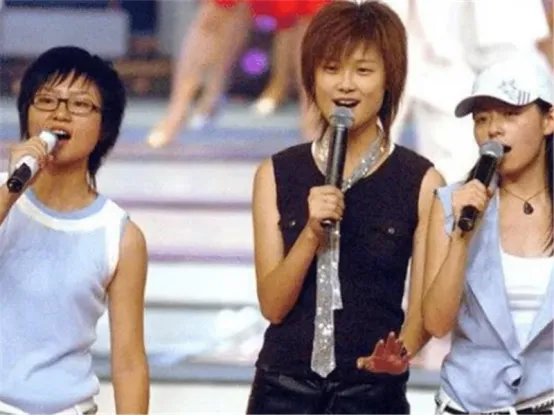 李宇春周笔畅15年后再同框,两人今非昔比,令人感慨万千,感情还依旧吗?