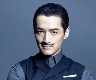 胡歌跪地签名引热议