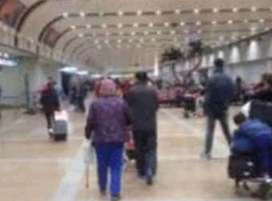 老人被弃美国机场 卖房供女上学