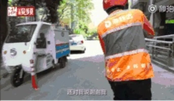 单腿小哥送外卖是什么情况:一条腿和一副拐杖送餐及时