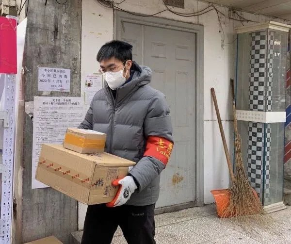 多半快递小哥月收入不超过5000元，为何网友说快递小哥月入过万？