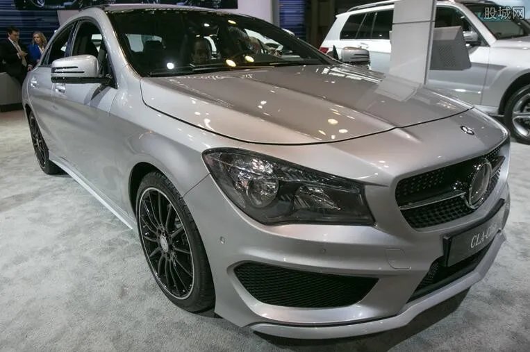 孕妇奔驰车顶维权 称高速上突然死火差点一尸两命