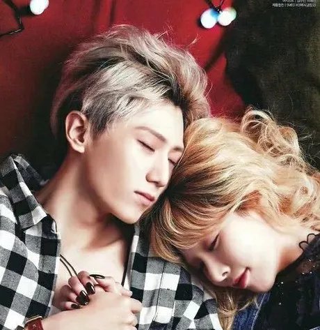 张贤胜和泫雅热吻照曝光 火辣辣身材狂吻男票