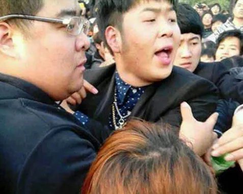 杜海涛为什么打人 目击者称缘起“墨镜被抢”