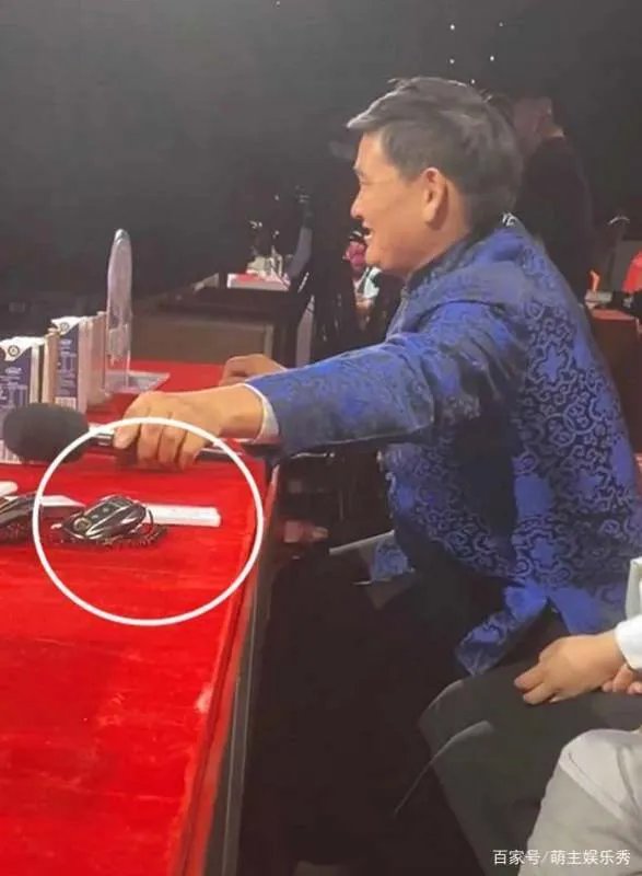 大衣哥当星光大道评委,桌上什么钥匙那么亮眼?