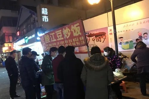 卖炒饭收款码被人掉包,网友却都在关注每天千元收入?