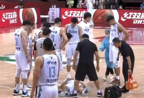 郭艾伦违体犯规是怎么回事?