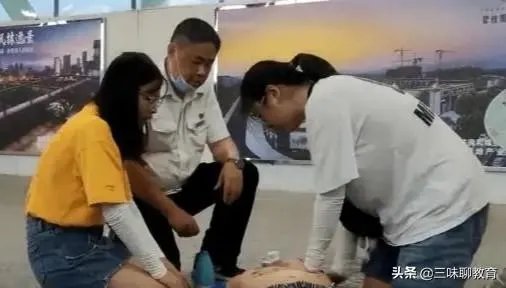 医学生救人无效遭恶评后,学校将授她们特别奖。你如何看此事?