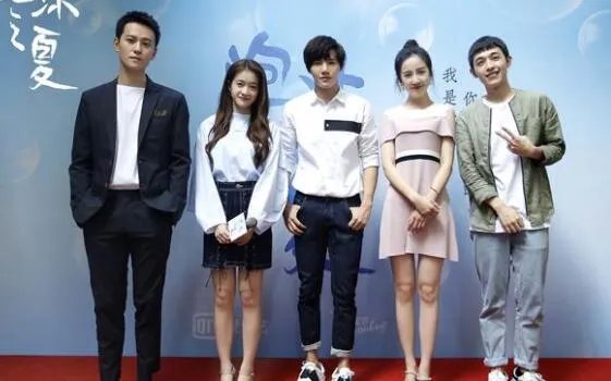 新版泡沫之夏定档谁主演的？