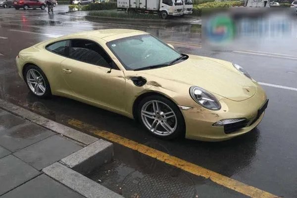 世界最豪华跑车追尾货车现场 如何避免汽车追尾事故的发生