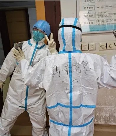 胡歌翻牌医护粉丝 暖心回应医护粉丝网友称赞