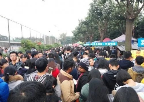 取快递堪比春运 大学生排队领快递