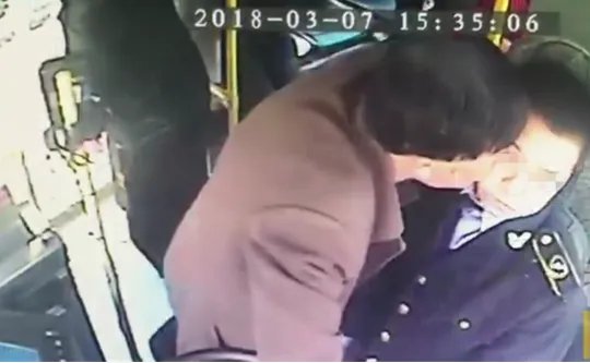 提醒乘客刷卡公交司机为何被打？