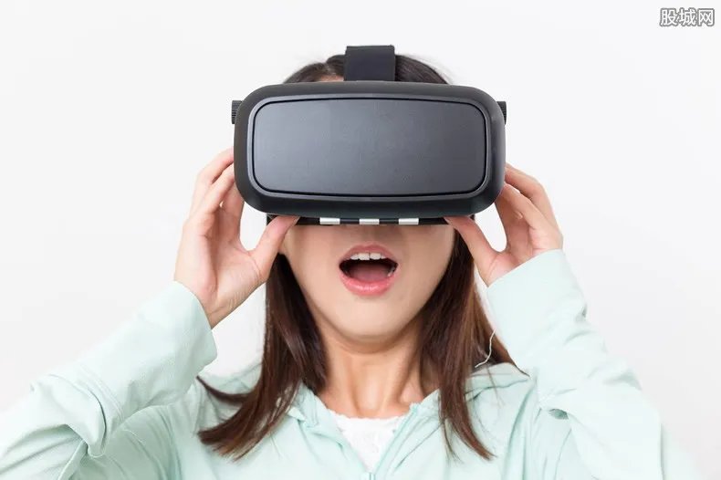 玩VR抱狗壮胆 VR眼镜哪个牌子最好