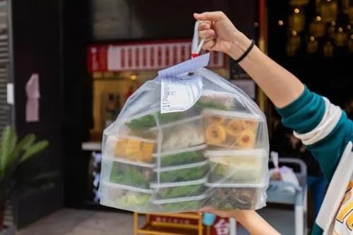 高校外卖堆积,外卖员称月入两三万,为何大家都不喜欢校内饭堂?