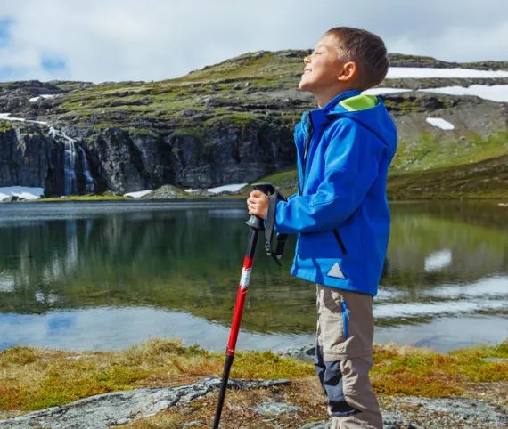 11岁男孩徒步2700公里跨国见奶奶，这是种什么感情？