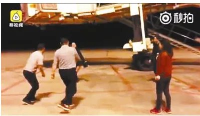 机长呼吁乘客下机 航班遭插队