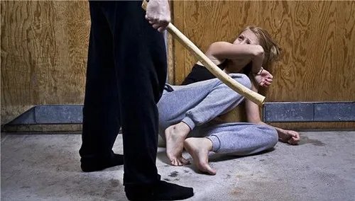 夫妇飞美国打儿媳已被逮捕  对儿媳拳打脚踢连孙儿也不放过