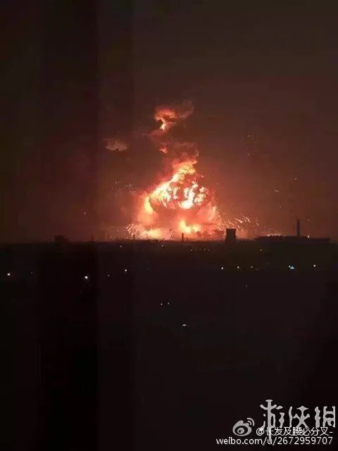 天津滨海新区发生爆炸17人死亡400伤 现场升起蘑菇云