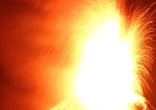 菲火山喷熔岩喷泉 如同火龙飞舞壮丽夺目