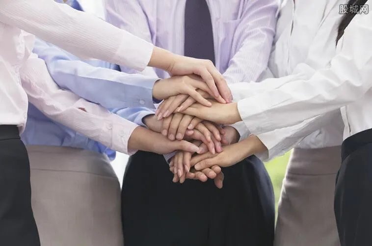 甲骨文回应裁员 甲骨文被裁员工不满赔偿拉横幅抗议