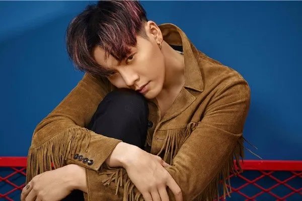 王嘉尔墨尔本演唱会踩空摔下舞台,浙江卫视还有哪些演出事故?