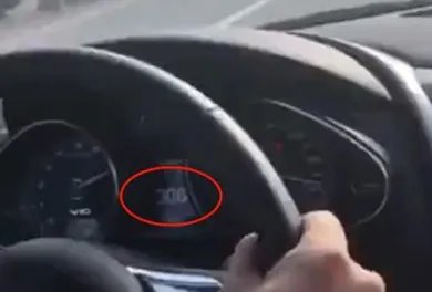 自拍奥迪r8飙车是怎么回事?