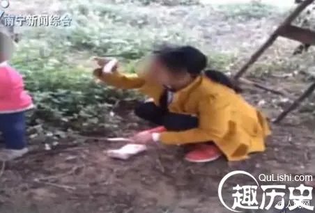 卖掉女儿当面数钱 当面点清百元大钞亲情淡薄