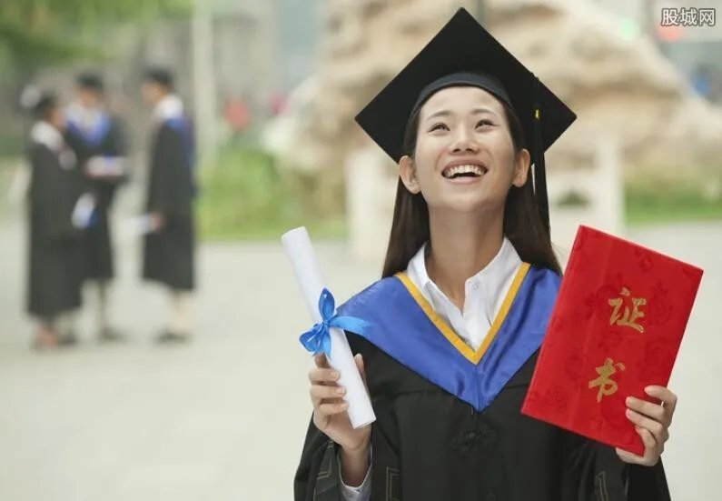 女学生毕业亲校长 表示做了这事大学才圆满