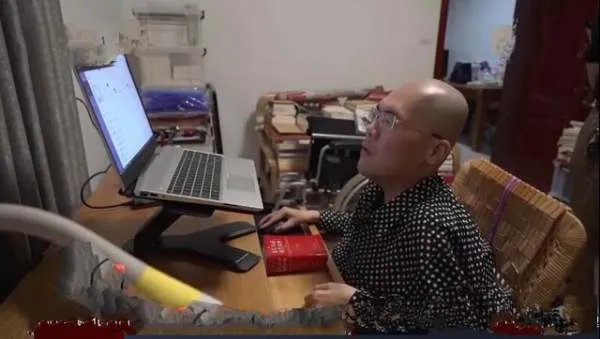 如何看待瘫痪作家一根手指敲出300万字这件事？