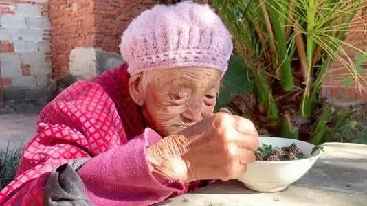 安徽一位奶奶偷窃甩锅孙子，这位老人这么做合适吗？