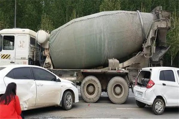 济南水泥罐车侧翻压扁轿车，现场有无造成人员伤亡？