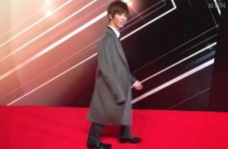 郭敬明身高对比图 郭敬明图片一张比一张不忍直视