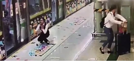 女乘客强扒地铁门是怎么回事?
