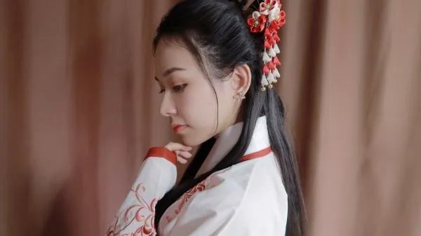 网红模特自称拥有世界最大脸颊，现在的网红为什么都以小脸为美？