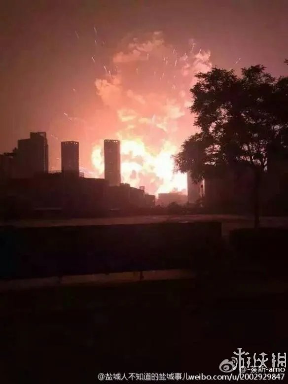 天津滨海新区发生爆炸17人死亡400伤 现场升起蘑菇云