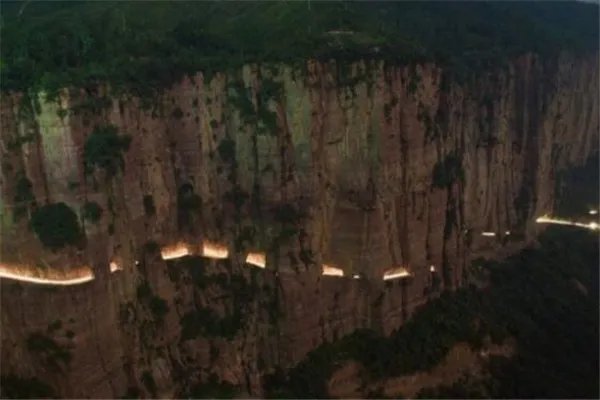 世界十大诡异公路 郭亮隧道上榜,第七被称为幽灵之路