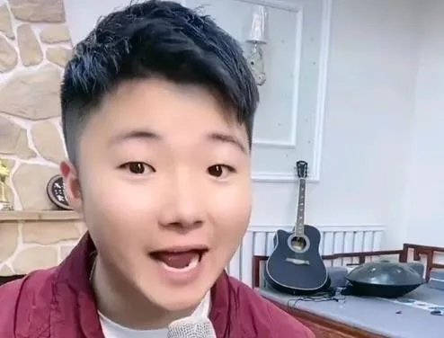 42岁王蓉签约白小白，从明星变网红，一代神曲天后没落了？