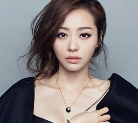 张靓颖在韩国人气怎么样？ 摔下舞台男友冯柯神色不安