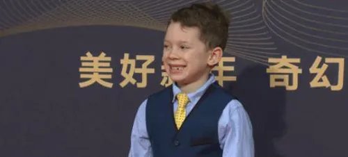 心疼假笑男孩是怎么回事 假笑男孩为什么要假笑