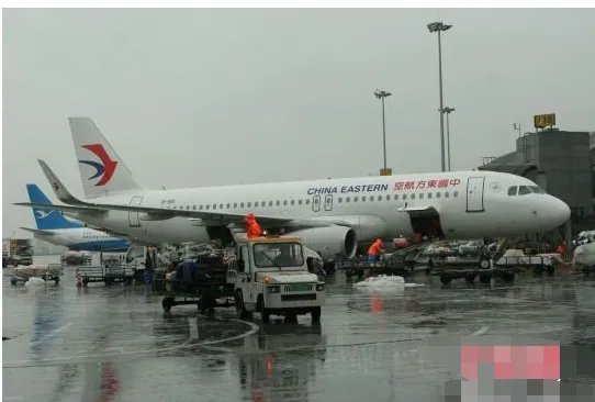 成都机场遭遇雷暴天气带来什么影响？