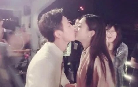 何炅不喜欢赵丽颖  热吻是为节目效果？