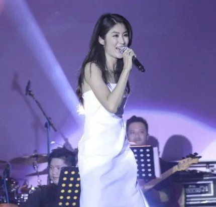 钟嘉欣演唱会完整版已播出 获绯闻男友赞演出完美