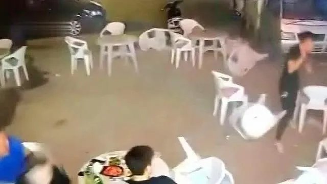 警方通报小车冲过夜市撞飞数人,司机是在复社会吗?