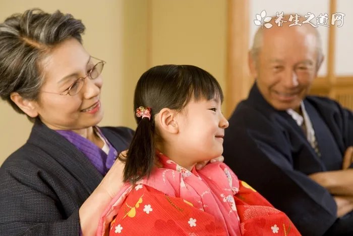 约会中女生哪些小动作最撩汉,摸男生哪里他会心动?