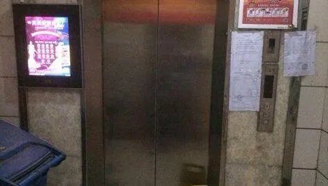 高楼电梯全关停 业主们只能打着手电爬楼梯