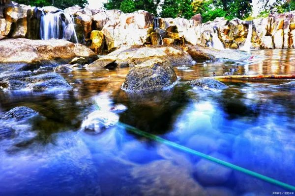 翻山排队取灵水是什么，灵水真的能治病吗?