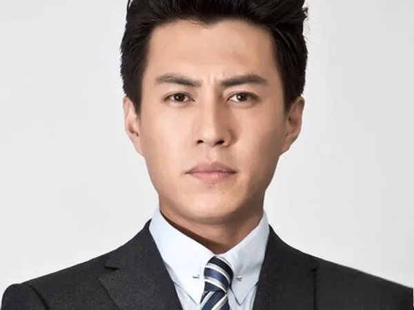 演员靳东最近出啥事了,为什么突然就不火了