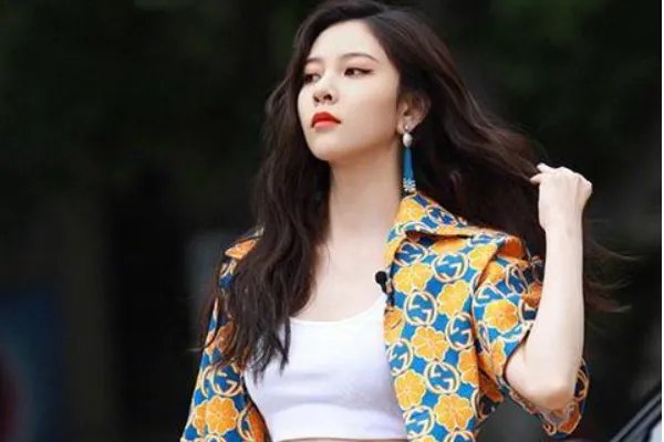 宋妍霏爸爸是香港人嘛？